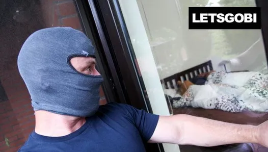 soyguncu beni ve erkek arkadaşımı güpegündüz sikişir!