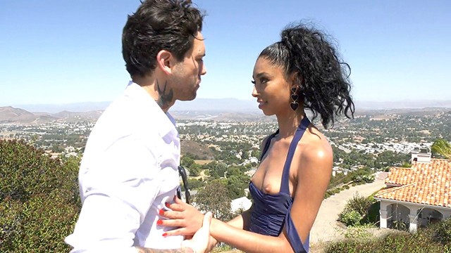 Yabancı adam zayıf kızın ırzına geçiyor