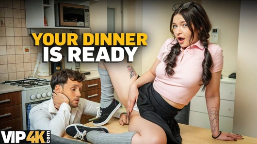 Üvey babasının koca siki için eriyip giden çıtır, istediğini alıyor