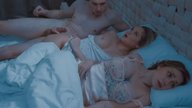 Azgın üvey babam annemden sonra sikini bana dikmiş