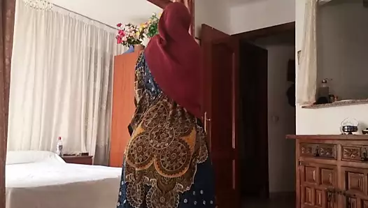 Ateşli Türbanlı Genç Kadın