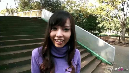 küçük Japon öğrenci 18 konuşma için ilk sakso içinde araba tarafından eski adam