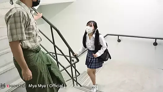 18 yaşında dar amlı kız evli erkekleri götünü sikişmek için baştan çıkarıyor