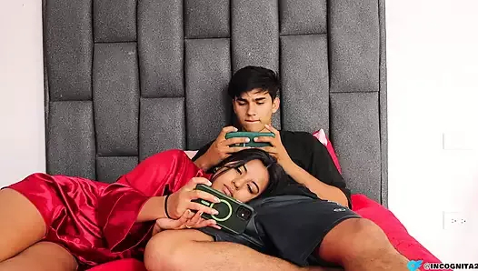 üvey kızımı oyun oynamaya davet ettim ve sonunda benim yarrağımla oynuyor