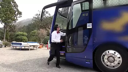 Grup seks için genç japon kızları baştan çıkarıyor 