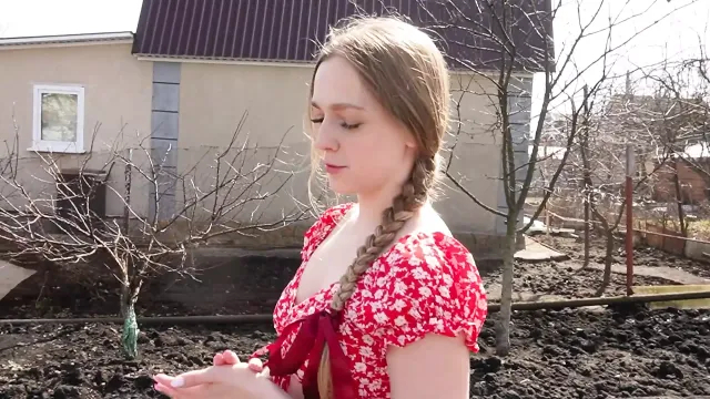 Şehirden yeni gelen kız tecrübeli çiftçiye fena düzdürdü