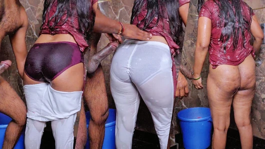 Tesisatçı sikiş- Hint desi bhabhi Tesisatçının arkadan Jantlar, Bhabhi Duşu tamir ederken Tesisatçının Büyük Aleti tarafından Sert sikildi.