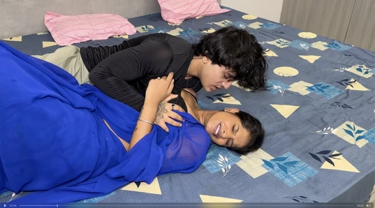 Kapıyı Kilitliyor, Kadının İcabına Bakıyor