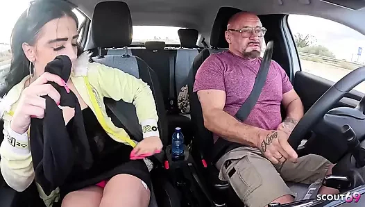 yaramaz Kaltak Yaşlı Adam tarafından yapıyorır ve Sürüş sırasında Arabada Ona Tgöttenkür Etmesi için ona bir Nyon elle sakso Verir